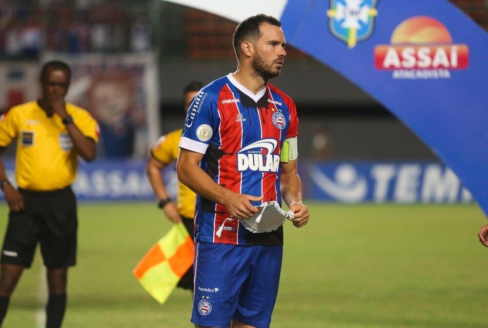 Lucas Fonseca, com a camisa "manchada de óleo", para protestar contra vazamento