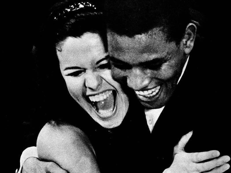 Em 1965, Elis Regina e Jair Rodrigues fizeram muito sucesso com sua parceria no programa O Fino da Bossa, programa da TV Record. Jair Rodrigues começou a carreira em programa de calouros, nos anos 1960