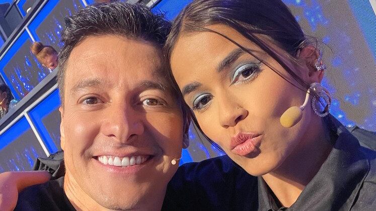 No intervalo nas gravações do Canta Comigo, tem aquela selfie de lei! Flavinha Katz fez até biquinho ao lado do apresentador