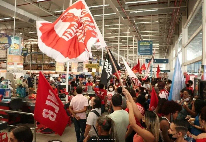 Durante ato, manifestantes ocupam supermercados