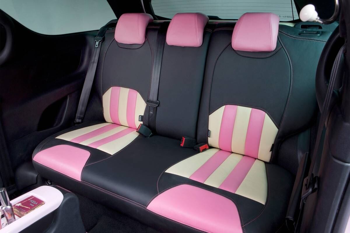 Os bancos receberam couro italiano com tons de preto, bege e rosa
Saiba tudo sobre carros! Acesse R7.com/carros
E confira os melhores preços de novos e usados em r7.icarros.com.br