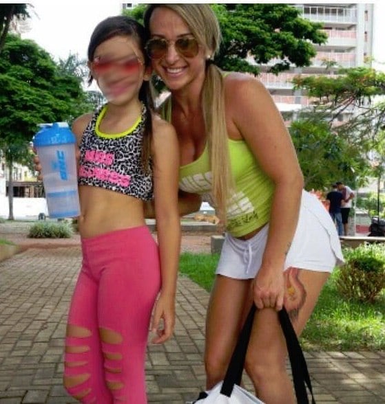 O
perfil do Instagram da estudante Anna Clara Mansur, de Goiânia, causou polêmica
nas redes sociais pelas fotos de sua rotina de malhação na academia. Na
descrição da página, a jovem menina se define como "A primeira blogueira
fitness infantil. Aos nove anos, vivo uma vida saudável com treino e alimentação”.
No entanto, os especialistas ouvidos pelo R7
condenam a atitude e citam os prejuízos à saúde que os exercícios de força muscular realizados de forma precoce podem acarretar na vida de uma criança. Veja a seguir

Texto: Fabiana Grillo, do R7
