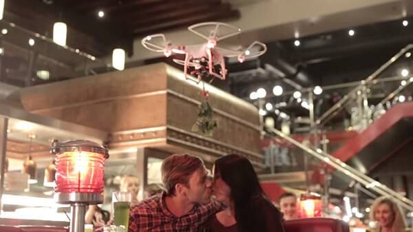 Como um truque promocional, um restaurante fez uma promoção de férias com um drone voando sobre as mesas dos clientes. No entanto, a máquina voadora foi parar direto no queixo do fotógrafo que acompanhava a gravação. O operador do drone culpou o repórter por vacilar! 

