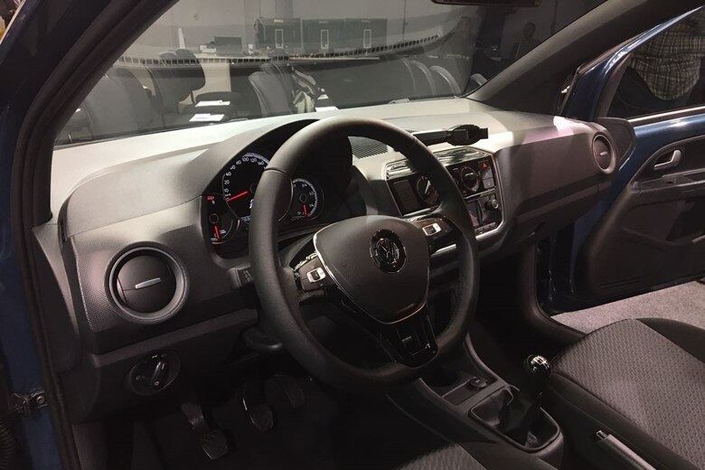 Seu interior teve o painel de instrumentos foi todo remodelado e leva o acabamento mais escurecido com destaque para o sistema de som “Composition Phone” no lugar da Central Multimídia. Esse som se liga ao celular e dispõe de um aplicativo com várias funções no celular, disponível tanto pra iOS da Apple, quanto para Android