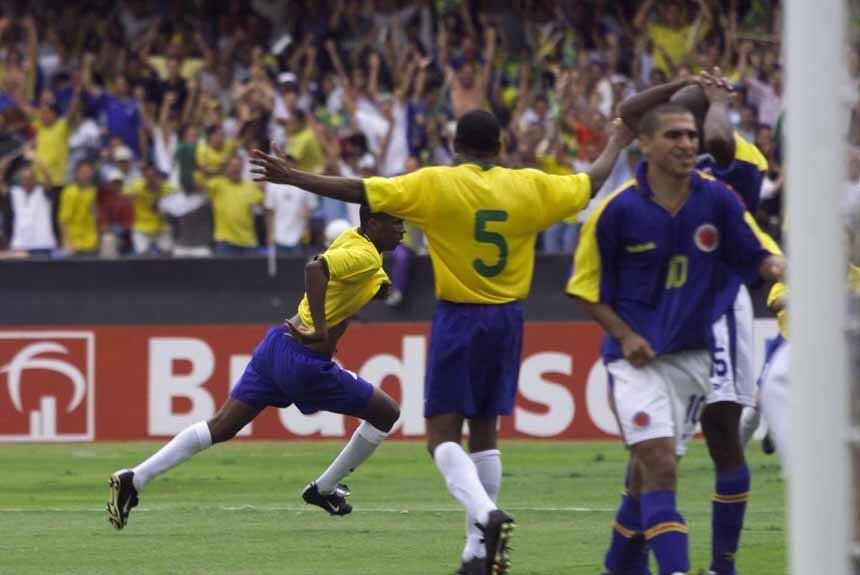 Brasil 1 x 0 Colômbia - 15/11/2000 - Com gol salvador do zagueiro Roque Jr., a Seleção venceu a Colômbia pelas eliminatórias da Copa do Mundo de 2002