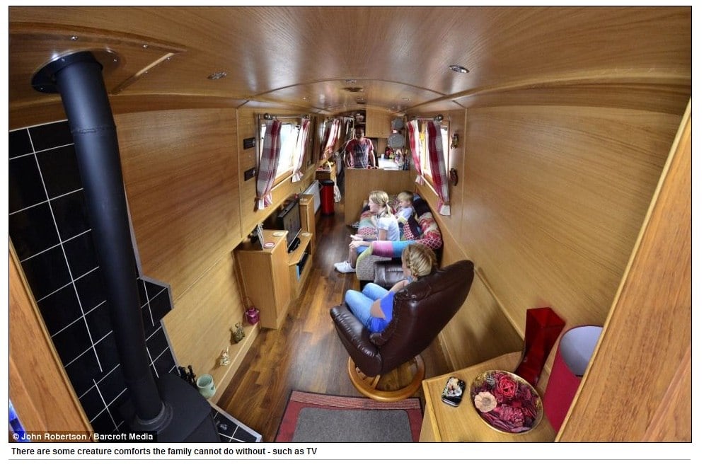 Vivendo em um barco de R$ 279.00 (80.000 libras), em Stratford-upon-Avon na região de Warwickshire, ainda na Inglaterra, a família Lawrence consegue fazer uma economia de R$ 27.900 (8.000 libras) por ano em contas domésticas. A eletricidade, alimentada por gerador, chega a R$ 174 (50 libras) por mês, o seguro custa R$ 1.254 (360 libras) e as taxas de licenciameto do barco saem por R$ 2.996 (860 libras)
