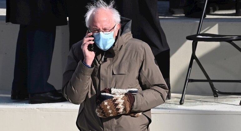 Senador Bernie Sanders na cerimônia de posse com suas luvas de lã reciclada