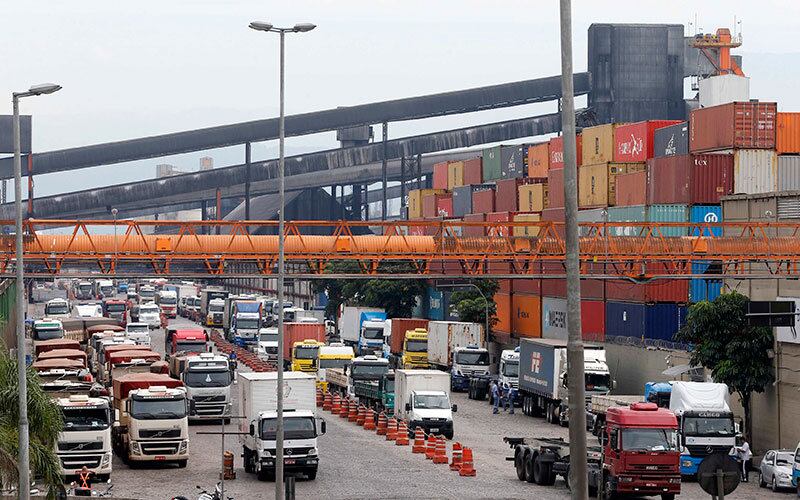 Apesar do acordo entre caminhoneiros e o governo, selado na
noite da última quarta-feira (25), a categoria ainda manteve 91 interdições nas
rodovias federais nesta quinta-feira (26). Saiba mais
