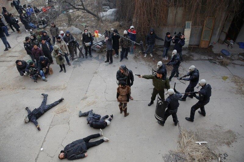 Ao todo, a produção tem cem integrantes e as filmagens
acontecem em uma fábrica abandonada na capital, Pequim