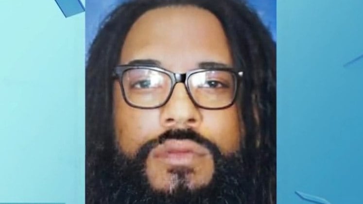 Além de trocar de endereço com frequência, Tandera muda a aparência constantemente e aparece com diferentes disfarces para não ser reconhecido nas ruas