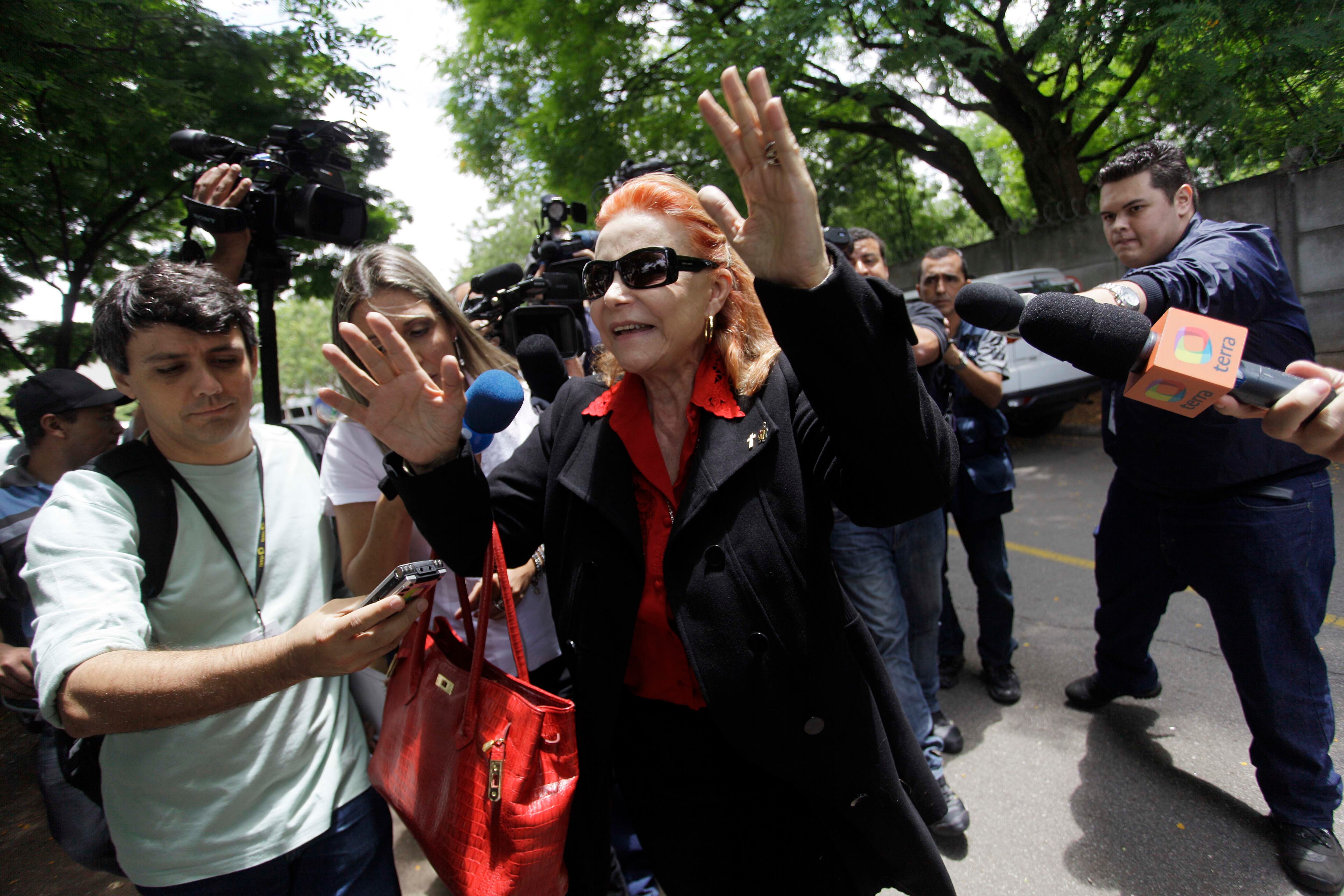 Liliane Prinzivalli, mãe e advogada de Carla Cepollina, de 46 anos, chega ao Fórum Criminal da Barra Funda, na zona oeste de São Paulo, durante o primeiro dia do julgamento da filha, acusada do assassinato do coronel Ubiratan Guimarães, seu namorado à época, em 9 de setembro de 2006