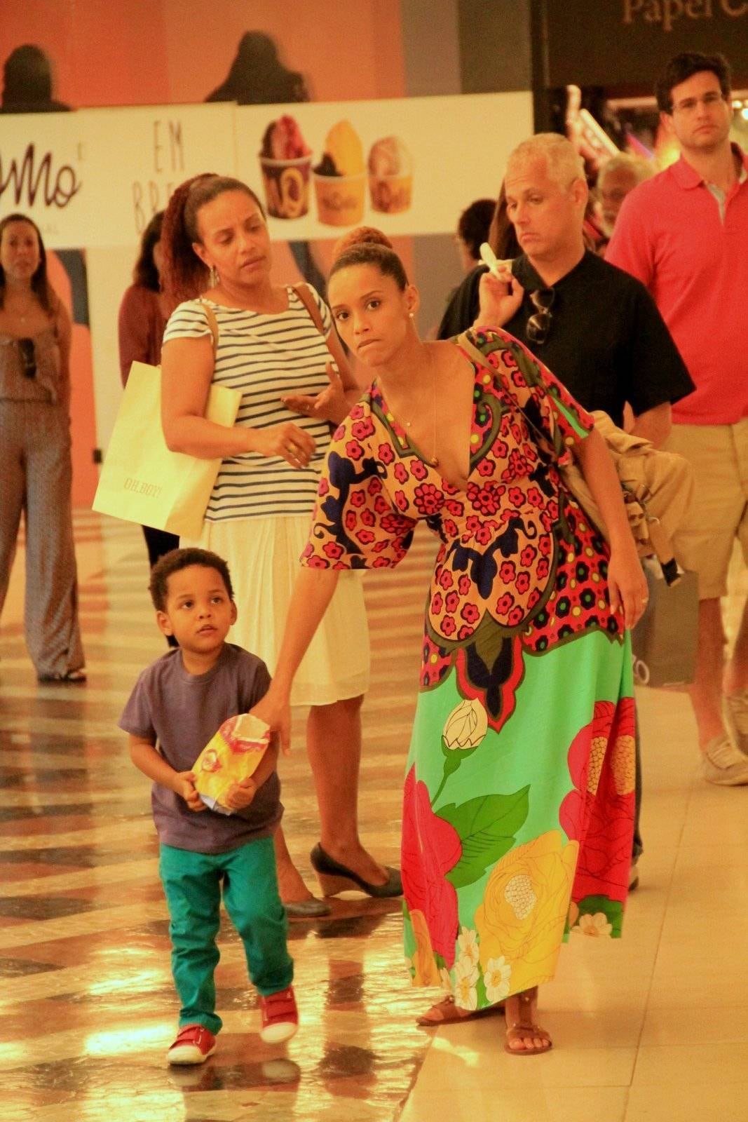Grávida do segundo filho, Taís Araújo usava uma roupa larguinha
