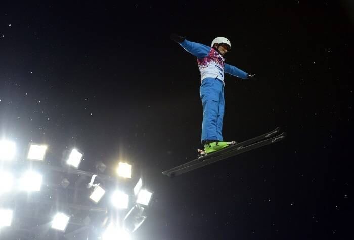 Com um salto quase perfeito, o bielorrusso Anton Kushnir foi o melhor na final masculina do esqui aéreo e garantiu a medalha de ouro na competição