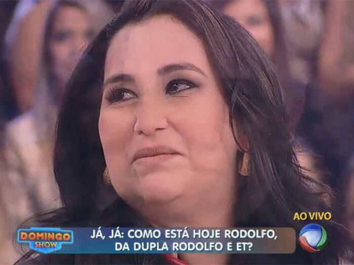 

A repórter policial do Cidade Alerta é uma das jornalistas
mais temida pelos bandidos do Brasil. Fabíola Gadelha, ou mais conhecida como
Rabo de Arraia, encara os meliantes nas cenas de crime ou nos cantos de
delegacias querendo saber o que motivou tal ato. Em conversa com o R7, ela
contou detalhes de sua rotina de trabalho, falou sobre as ameaças de morte e
até deu dicas para peitar os bandidos. Confira!



Texto: Péterson Neves/R7

+ Aproveite e confira as matérias do programa Domingo Show

+ Já curtiu a página do Domingo Show no Facebook? É só clicar!

+ Siga o Domingo Show no Twitter e receba todas as notícias do programa