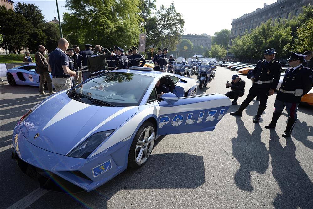 Entre os carros do encontro estava o famoso Gallardo da polícia italiana

VEJA TAMBÉM:

> Pai é preso após deixar filho de 9 anos dirigir uma Ferrari

> Conheça os truques usados pelas fabricantes para deixar o carro mais barato

Quer ler mais notícias? Acesse R7.com/carros