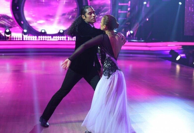 De forma leve, a dupla transportou a plateia do Dancing Brasil para os anos 80 durante a apresentação de valsa. Diogo usou de toda a sua elegância
