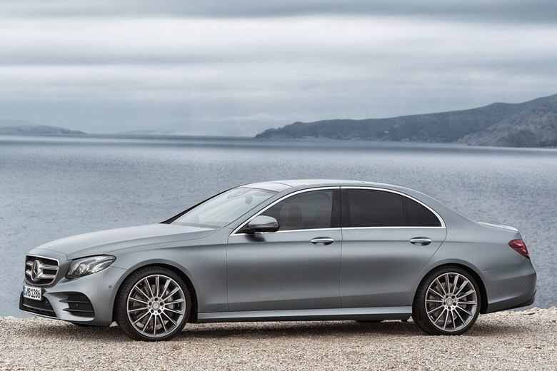 Por sinal, outro sistema mantém o veículo dentro da faixa de rodagem e, caso o condutor dê o comando, o recurso também faz uma mudança de faixa ou realiza uma curva de forma autônoma, operando o volante sozinho. No Brasil, apenas os novos Audi A3 sedã e Volvo XC90 possuem tecnologia semelhante. Com o controle de cruzeiro acionado, o motorista só precisa fazer as curvas. Pedais do freio e do acelerador são operados pelo cérebro eletrônico