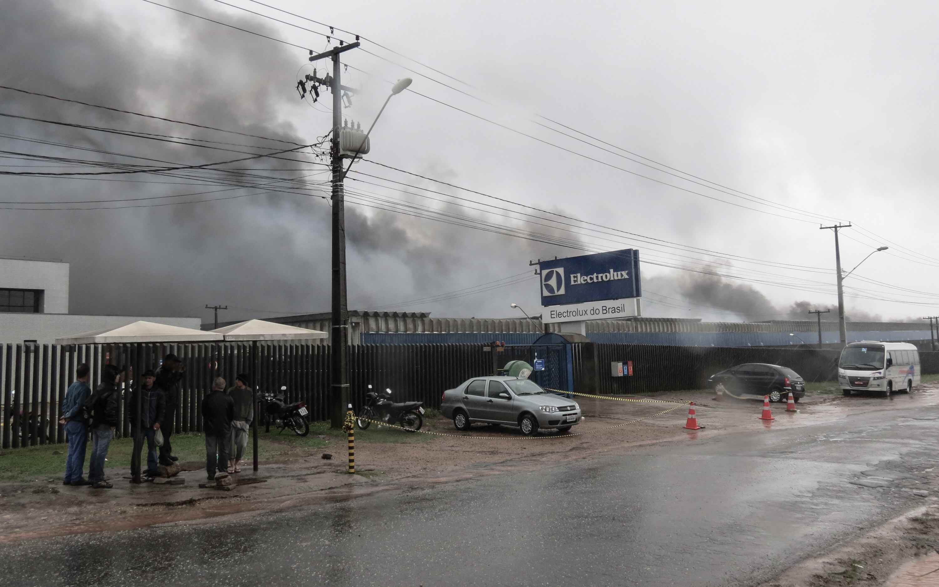 Fogo destruiu depósito de eletrodomésticos em Curitiba