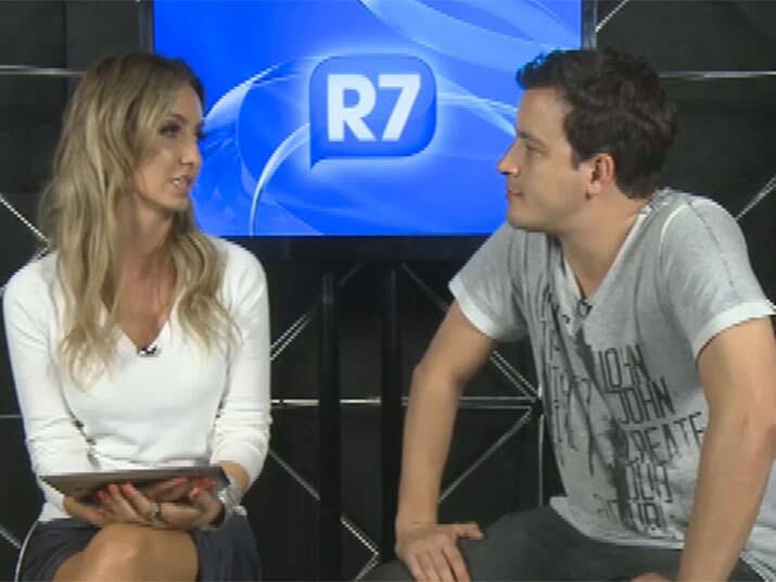 Com tantas mulheres bonitas, você perde a
concentração?

  


— Perco. Estou me acostumando agora. Aliás, estou me
acostumando entre aspas. Eu lembro que a primeira gravação do primeiro Me Leva
Contigo era uma surpresa o quanto elas estavam bonitas para mim. São bonitas
naturalmente. Elas chegam e são produzidíssimas por Simone Tinelli, nossa
maquiadora, que tem uma equipe incrível. Pela Nicole Nativa, do figurino. Ficam
lindas. Quando estou diante delas e gravando eu falo: "Meu Deus, uau! Está
mais bonita do que nunca"

+ Rafael Cortez responde a perguntas dos internautas sobre o Me Leva Contigo

+ Rapaz bate-boca com participante e critica: “Acho que não gostei dela não. É muito magrinha”

+ Interesse por livros se torna motivo de desempate para Reinaldo escolher com quem será seu encontro
