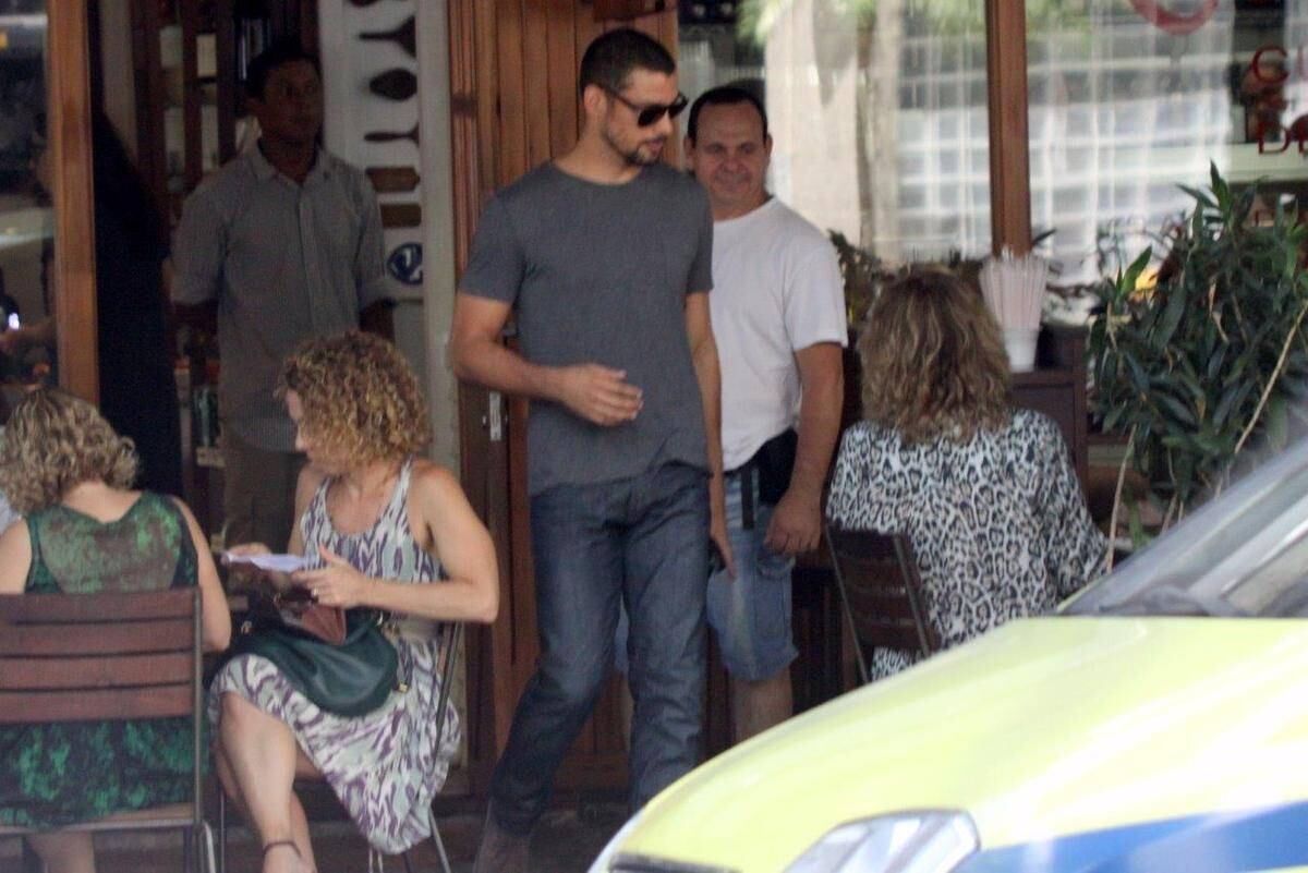 As fotos foram feitas após o almoço de Cauã em um restaurante no Leblon, no Rio de Janeiro