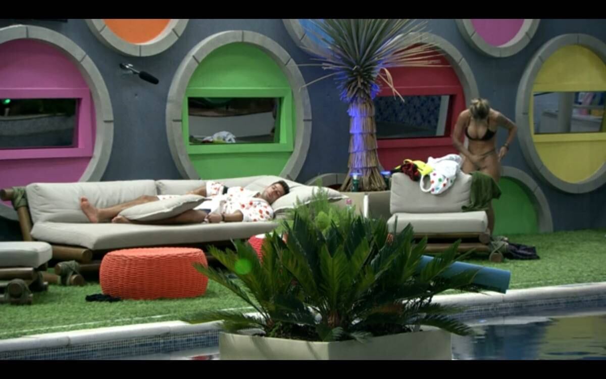 A sister saiu para o jardim e não se importou com o fato de Marcelo, Roni e Tatiele estarem dormindo por lá