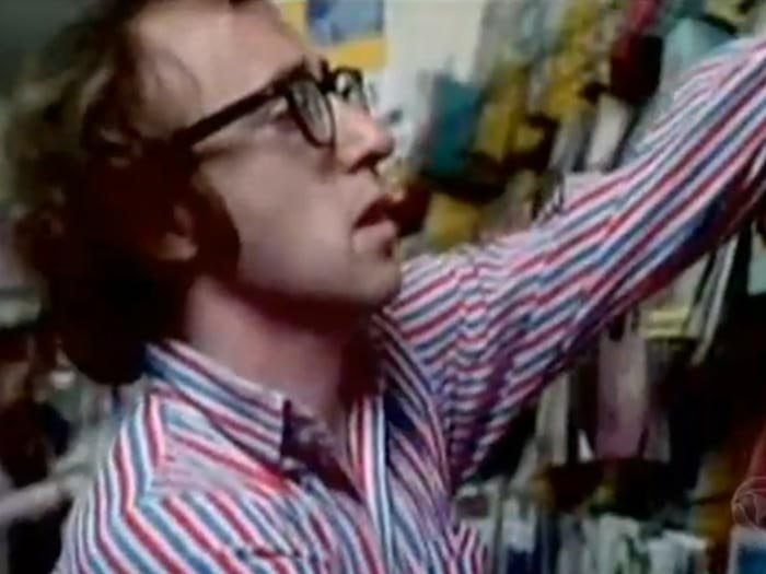 Entre
as celebridades, o campeão de fobias é Woody Allen, que tem medo de cachorros,
do sol, de crianças, insetos, da morte e tem pavor de multidões
+ Domingo Espetacular aponta os perigos das tatuagens