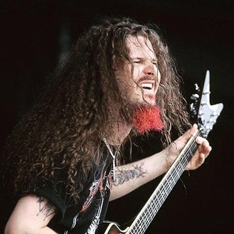 Dimebag Darrell - Filho de um músico country, o guitarrista americano optou pelo heavy metal e destacou-se nas bandas Pantera e Damageplan. Em 20/8/66, foi morto a tiros, aos 38 anos, durante um show em Ohio por Nathan Gale. Ele baleou outras 15 pessoas, matando três. Foi morto pela polícia.