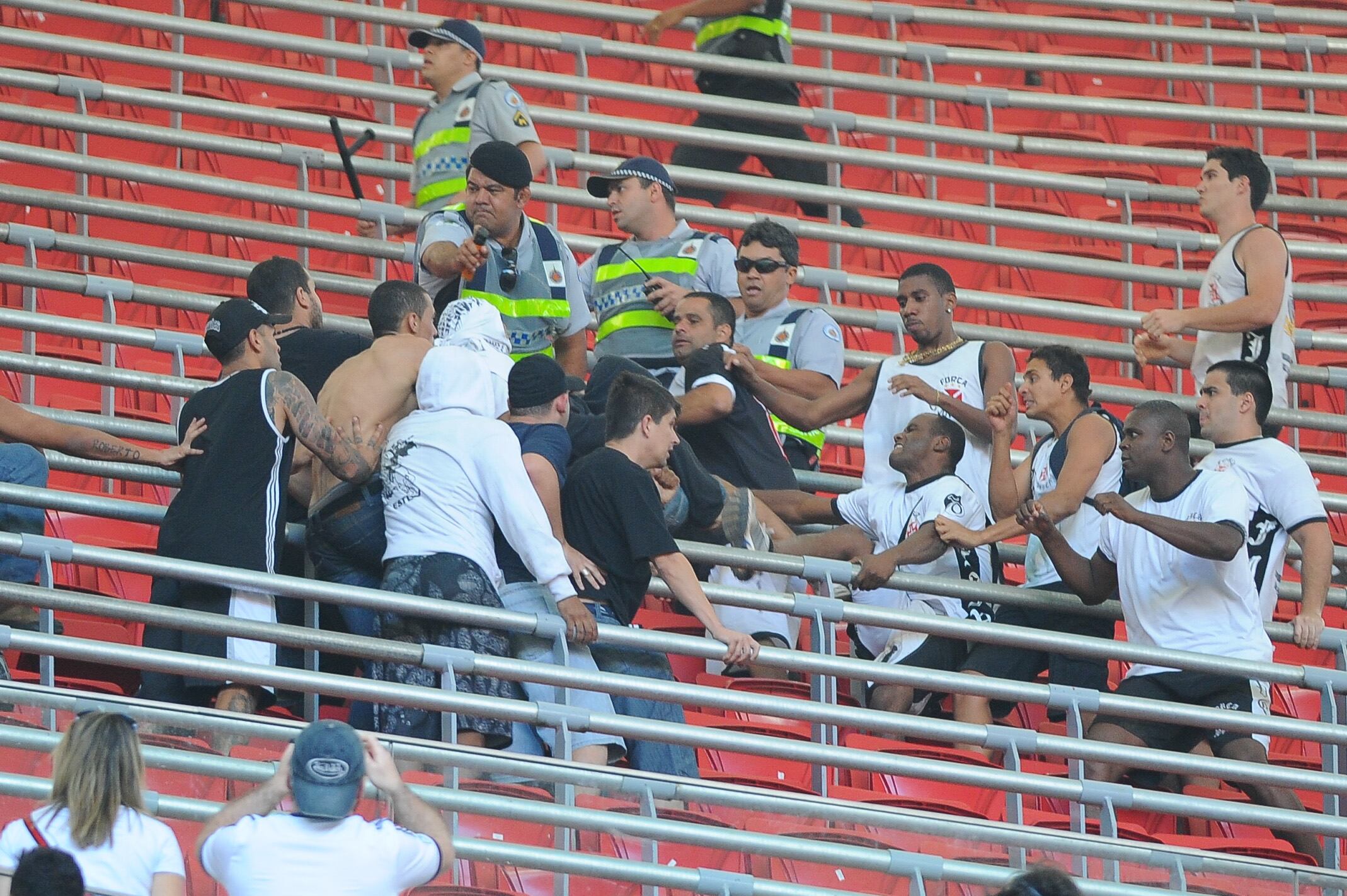 Leandro (sem camisa novamente nesta imagem) é sócio da maior organizada do Corinthians, a Gaviões da Fiel, e graduado na alta cúpula da torcida. Junto de outros quatro corintianos, ele foi liberado pela Justiça boliviana apenas no dia 2 de agosto. Antes, em 6 de junho, outros sete torcedores do time paulista haviam sido soltos por falta de provas