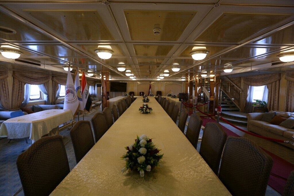 Desperdício

Com capacidade para 30 passageiros e 35 tripulantes, o 'Basrah Breeze' foi entregue em 1981. Tem 13 quartos, três salas e um heliponto. Talvez o mais impressionante seja o corredor secreto que levava a um submarino, uma porta de fuga ante ameaças iminentes, conforme indicado no painel de informações do iate