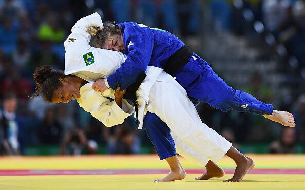 A impressionante Rafaela Silva levou a medalha de ouro e suas adversárias ao solo
