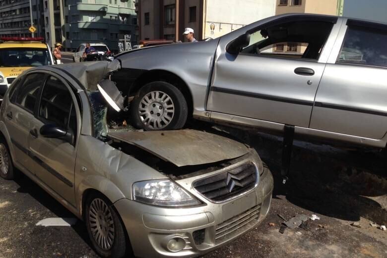 Dois carros se envolveram em um acidente no elevado Costa e Silva, mais conhecido como "Minhocão", na manhã desta terça-feira (11), no centro de São Paulo. O motorista de um dos veículos perdeu o controle da direção e foi parar em cima do outro automóvel. A batida prejudicou o trânsito na região