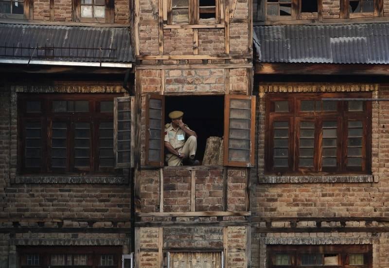 Policial indiano vigia a
rua a partir de edifício residencial perto do cemitério de Martyrs, no Dia de Martyrs
em Srinagar na Caxemira, região da Índia. Lojas e escritórios ficaram
fechados durante todo o domingo na cidade para marcar o aniversário, em 13 de
julho, do massacre de 1931 que matou dezenas de separatistas na região
