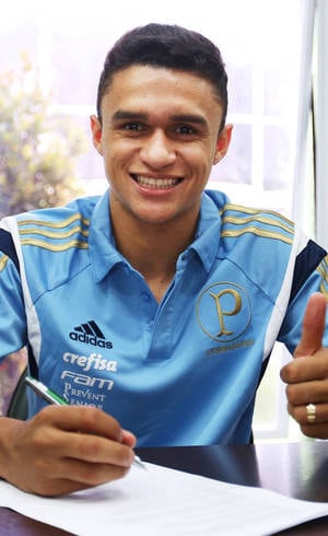 Erik assinou contrato neste sábado (26)
