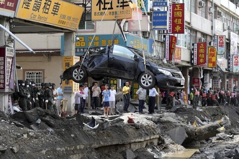 Um carro destruído é removido de destroços após uma explosão
em Kaohsiung, sul de Taiwan. Uma série de explosões, causada por um vazamento
de gás, matou 25 pessoas e feriu outras 267