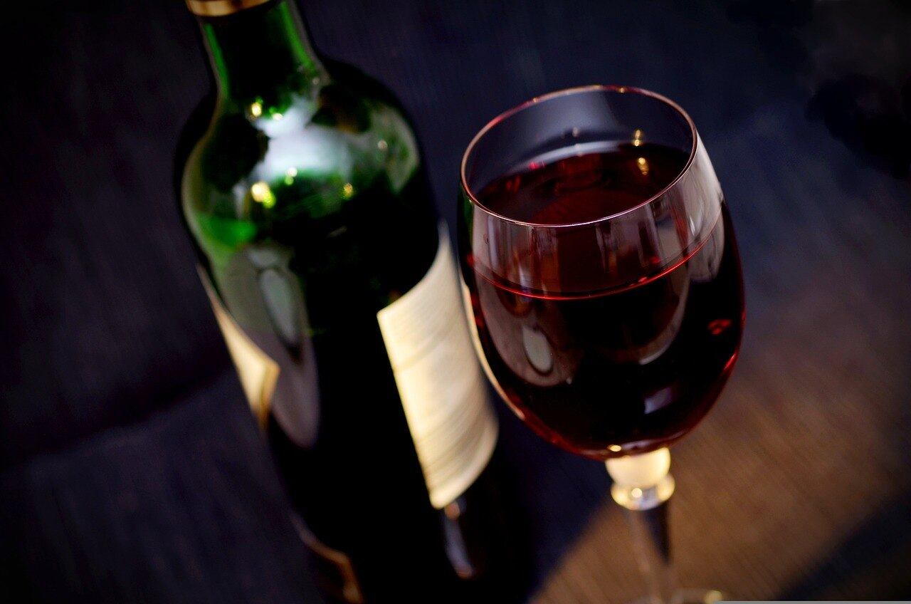Durante a refeição, ela tomava uma taça de vinho.