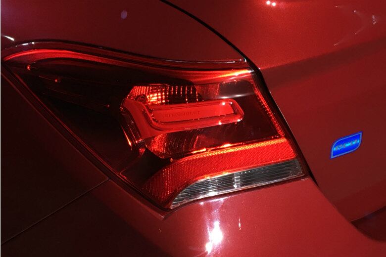 Já as lanternas parecem ser as mesmas do hatch, inclusive nas dimensões. A iluminação usa lâmpadas halógenas