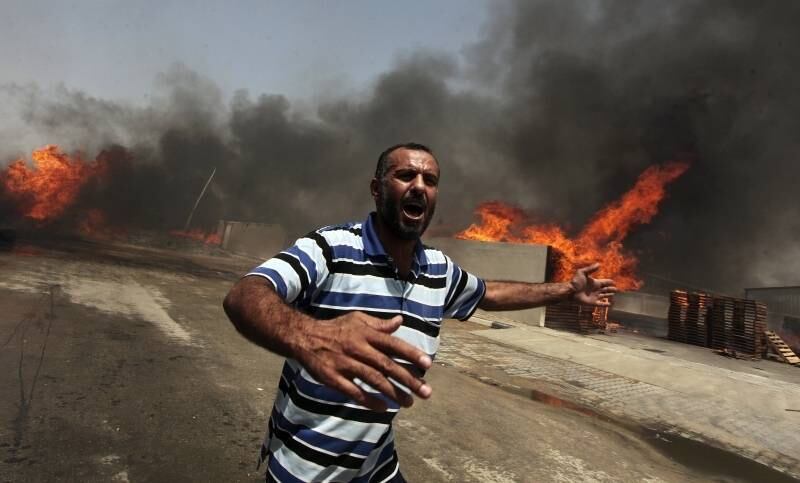 Palestino reage em frente
a fogo provocado na Faixa de Gaza por mísseis atirados pelo Exército israelense. O conflito já matou 121 pessoas na Faixa da Gaza desde terça-feira. Médicos de Gaza afirmam que pelo menos 81 civis, incluindo 25 crianças, estariam entre os 121 mortos pelos ataques aéreos. Segundo os mesmos médicos, três militantes e 12 outras pessoas, incluindo 2 mulheres com necessidades especiais em um centro de reabilitação e um homem de 65 anos foram mortos em um ataque aéreo neste sábado