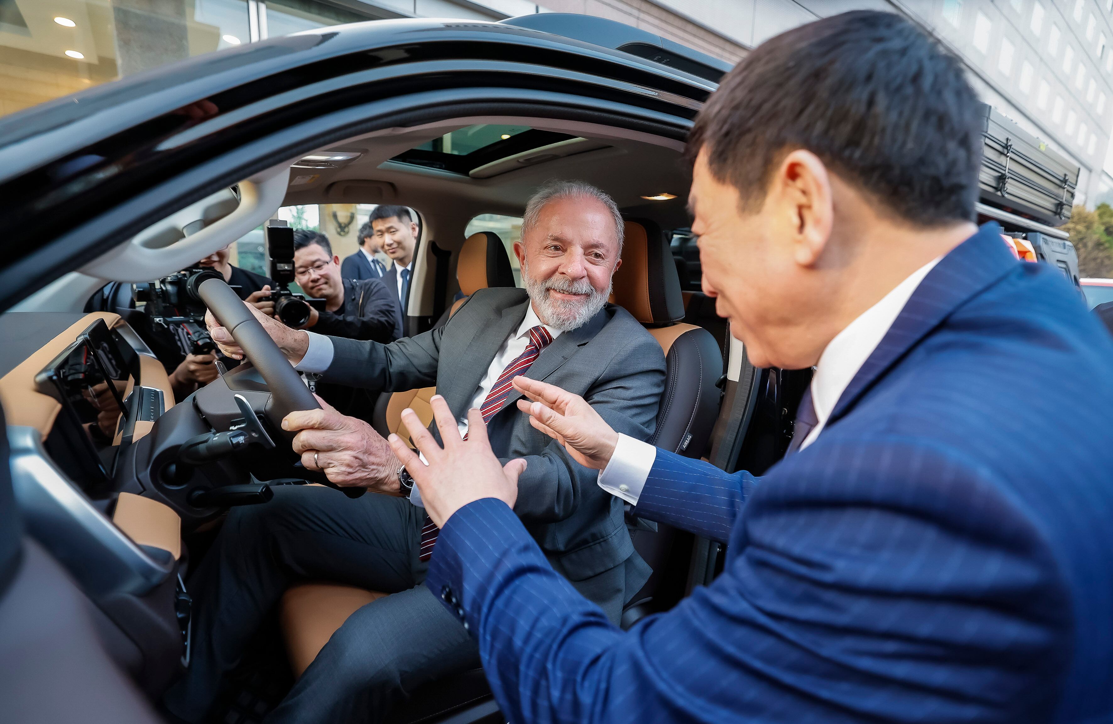 Presidente da República, Luiz Inácio Lula da Silva, durante visita aos carros da GWM. Pequim -  China.  Foto: Ricardo Stuckert / PR