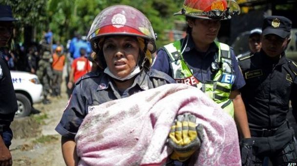 A busca por sobreviventes vai retornar esta manhã de sábado