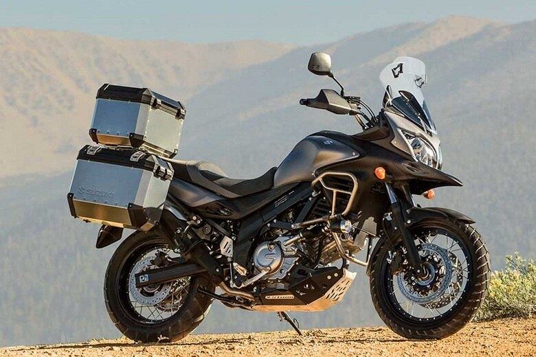 Suzuki V-Strom 650 XT — versão mais off-road do modelo, a XT ganhou destaque pela nova frente que mais lembra o bico de passarinho. Os acessórios (bagageiro) virão de fábrica