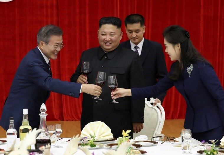 Kim e Moon participam de brinde ao novo encontro