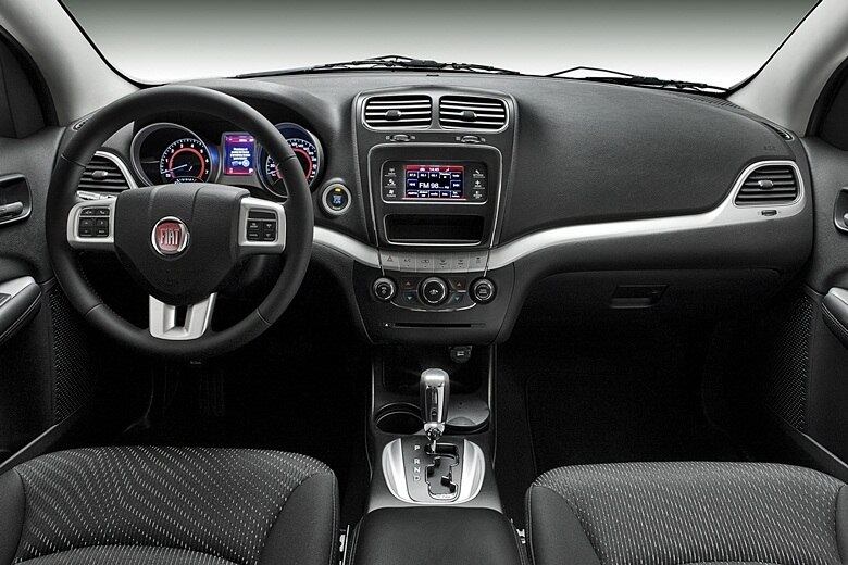 Por fora e por dentro, o Freemont é idêntico ao Dodge, exceto pelo escudo da Fiat. O ponto forte do utilitário era o espaço interno amplo, e o padrão de acabamento mais refinado. Com o lançamento dos Jeep Renegade e Compass, perdeu espaço na linha da marca italiana, mas com a febre de SUVs, terá substituto em breve