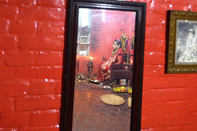 Obrigou uma guru religiosa a sair de casa pela primeira vez sozinha para fugir dos tremores e escapar com vida entre os escombros. Dhana Kumari Bajracharya, 63 anos, tida como um deusa Kumari, da cidade de Patan, fez algo ainda mais inusitado: andou pelas ruas, o que nunca havia feito antes
