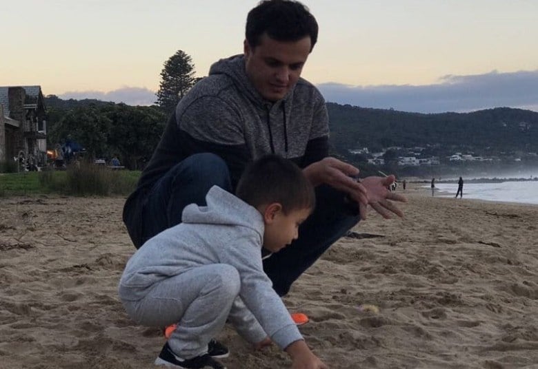 Neste momento da entrevista, o jornalista abre o coração: “É
muito doido a gente falando em Dia dos Pais. Durante muito tempo ficamos nessa
coisa de que Pedro não falava e eu, de certa forma, me pressionava e acabava
passando essa pressão para ele de quando ele iria falar. E hoje eu já entendi
que talvez ele não fale. E tudo bem. E tudo bem se ele não disser ‘papai’. Tudo
bem se ele não disser ‘papai, eu te amo’. A forma de comunicação do Pedro é
diferente, ele fala isso de outras formas, que são tão especiais quanto"