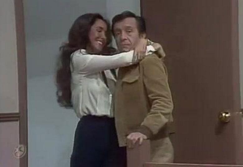 O criador de Chaves e Chapolin Colorado era tão criativo que também inventou o Chespirito. Conhecido no Brasil como Clube do Chaves, foi um programa com vários quadros de humor. Na foto, Florinda Meza e Roberto Bolaños encenam o episódio "El Metichito", exibido em 1981