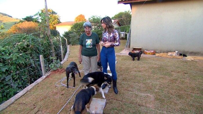 Até algumas noções básicas de veterinária Elsa já tem. Ela criou uma história de muito carinho e dedicação aos cachorros