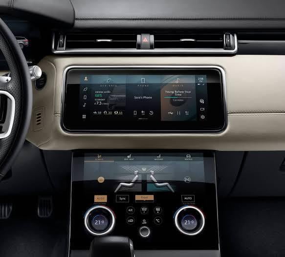 a Land Rover tem em sua multimídia “Pivi Pro”, mapas detalhados e também é possível configurar o carro pelo dispositivo.