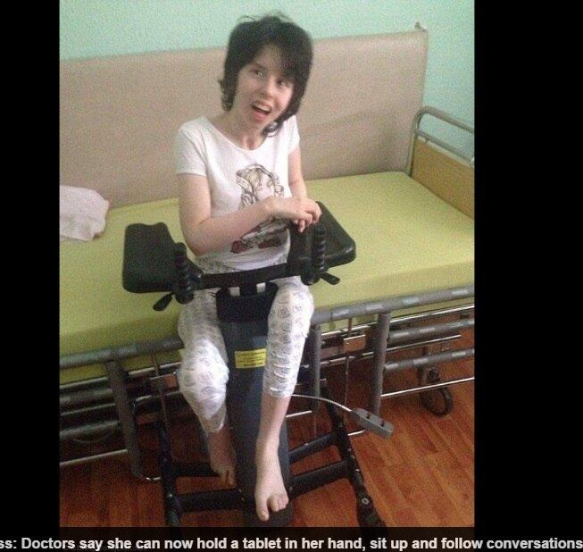 A mãe é capaz de segurar um celular e uma caneta em sua mão,
bem como se sentar e estabelecer conversas sozinha