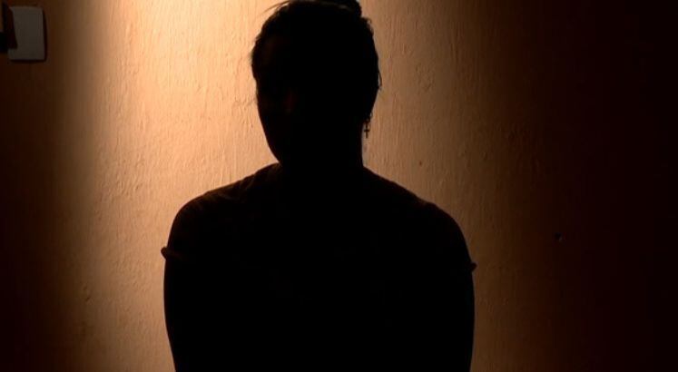 Essa mulher relata que perdeu o umbigo durante uma das operações realizadas. ''Ele falou: 'O umbigo é só uma cicatriz, não tem utilidade. A única que tinha era quando você estava na barriga da sua mãe. Você quer porque todo mundo tem''', relembrou a ex-paciente sobre a resposta do cirurgião