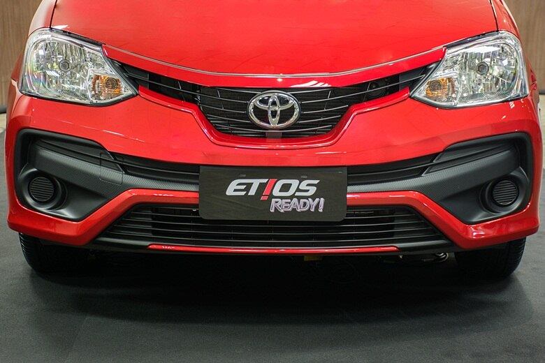 Visualmente, o Etios Ready tem a mesma dianteira da nova versão topo de linha Platinum, lançada em agosto. A grade frontal conecta os faróis, enquanto o para-choques traz enormes seções em torno das luzes de neblina